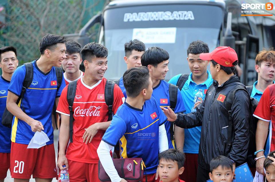 Công Phượng bị Đức Chinh trêu đùa khi Hoà Minzy xuất hiện trên sân tập của Olympic Việt Nam - Ảnh 2. Công Phượng bị Đức Chinh trêu đùa khi Hoà Minzy xuất hiện trên sân tập của Olympic Việt Nam - Ảnh 2.