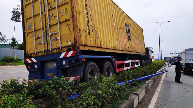 Bình Dương: Xe container mất lái rồi lao lên dải phân cách, nuốt gọn một cột đèn - Ảnh 3.