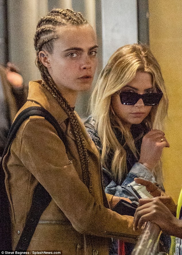 Hết hẹn hò con gái Michael Jackson, Cara Delevingne lại khóa môi đồng giới với người đẹp mới - Ảnh 3.