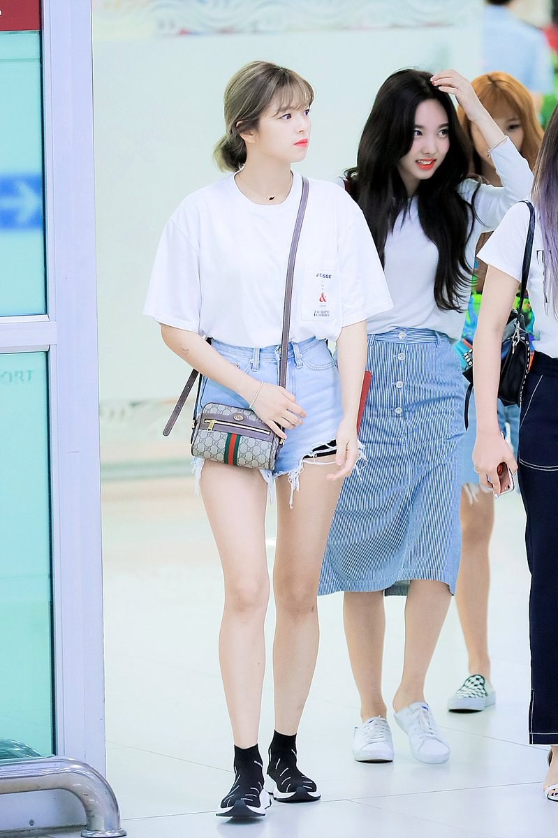 Không còn là một mình Tzuyu chiếm spotlight, mỹ nhân này bất ngờ được chú ý vì đôi chân dài nhất TWICE - Ảnh 5. Không còn là một mình Tzuyu chiếm spotlight, mỹ nhân này bất ngờ được chú ý vì đôi chân dài nhất TWICE - Ảnh 5.