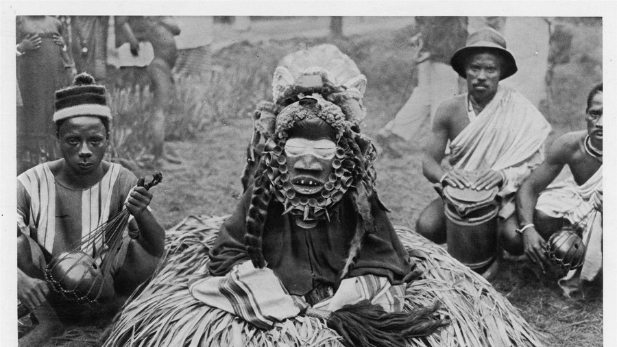 Bị tưởng nhầm là ma cà rồng, đoàn phòng viên bị dân làng Malawi ném đá sấp mặt - Ảnh 1. Bị tưởng nhầm là ma cà rồng, đoàn phòng viên bị dân làng Malawi ném đá sấp mặt - Ảnh 1.
