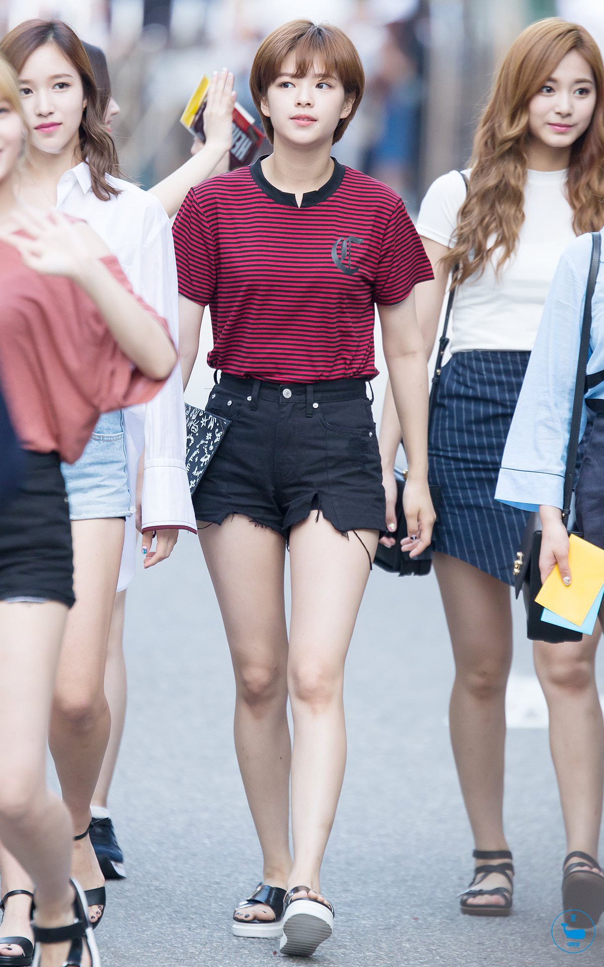 Không còn là một mình Tzuyu chiếm spotlight, mỹ nhân này bất ngờ được chú ý vì đôi chân dài nhất TWICE - Ảnh 6. Không còn là một mình Tzuyu chiếm spotlight, mỹ nhân này bất ngờ được chú ý vì đôi chân dài nhất TWICE - Ảnh 6.