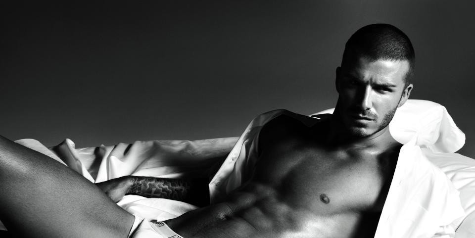 David Beckham đã độn thêm vớ vào vùng kín để gợi cảm hơn khi chụp ảnh nội y - Ảnh 1. David Beckham đã độn thêm vớ vào vùng kín để gợi cảm hơn khi chụp ảnh nội y - Ảnh 1.