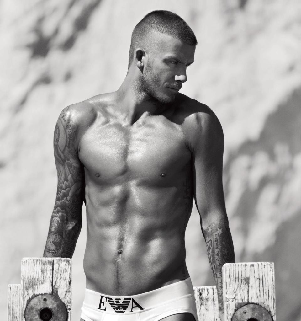 David Beckham đã độn thêm vớ vào vùng kín để gợi cảm hơn khi chụp ảnh nội y - Ảnh 2. David Beckham đã độn thêm vớ vào vùng kín để gợi cảm hơn khi chụp ảnh nội y - Ảnh 2.