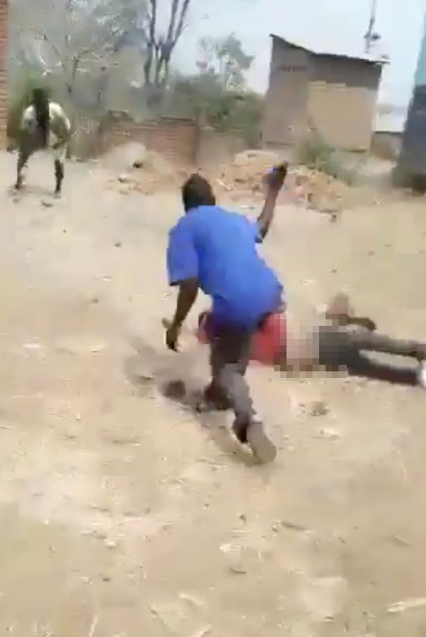 Bị tưởng nhầm l&agrave; ma c&agrave; rồng, đo&agrave;n ph&ograve;ng vi&ecirc;n bị d&acirc;n l&agrave;ng Malawi n&eacute;m đ&aacute; sấp mặt - Ảnh 3.