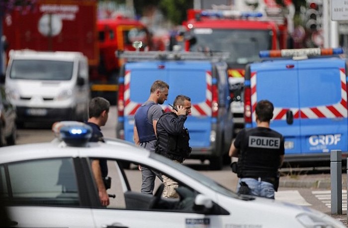 Cảnh sát Pháp bắt giữ kẻ say rượu dùng dao đâm liên tiếp 4 người - Ảnh 1. Cảnh sát Pháp bắt giữ kẻ say rượu dùng dao đâm liên tiếp 4 người - Ảnh 1.