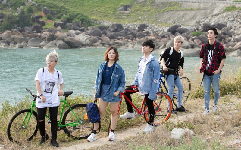 Playlist: Bạn sẽ chỉ muốn rủ hội bạn thân đi trốn sau khi nghe loạt ca khúc mùa hè đầy năng lượng này - Ảnh 2. Playlist: Bạn sẽ chỉ muốn rủ hội bạn thân đi trốn sau khi nghe loạt ca khúc mùa hè đầy năng lượng này - Ảnh 2.