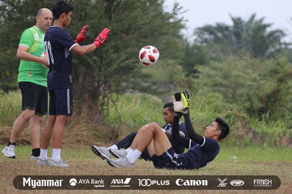 Sau Việt Nam, đến lượt Olympic Myanmar phải tập trên mặt ruộng - Ảnh 4. Sau Việt Nam, đến lượt Olympic Myanmar phải tập trên mặt ruộng - Ảnh 4.