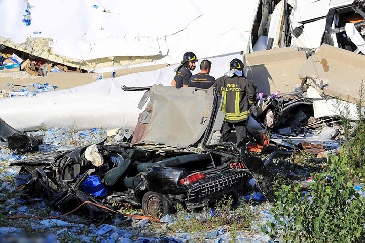 Ảnh: Hàng loạt ô tô bị rơi và đè bẹp rúm trong vụ sập cầu Italy - Ảnh 4. Ảnh: Hàng loạt ô tô bị rơi và đè bẹp rúm trong vụ sập cầu Italy - Ảnh 4.