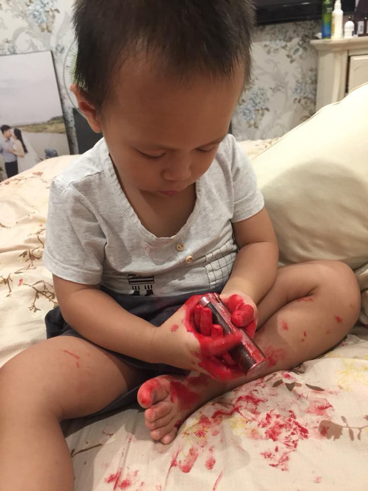 Đang tắm cho con trai lớn, mẹ trẻ trở ra ngó con trai nhỏ thì thấy cảnh tượng hãi hùng trước mắt - Ảnh 4. Đang tắm cho con trai lớn, mẹ trẻ trở ra ngó con trai nhỏ thì thấy cảnh tượng hãi hùng trước mắt - Ảnh 4.