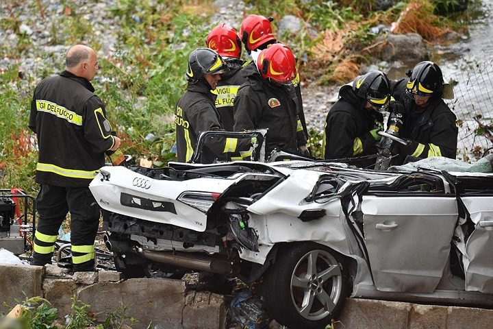 Ảnh: Hàng loạt ô tô bị rơi và đè bẹp rúm trong vụ sập cầu Italy - Ảnh 7. Ảnh: Hàng loạt ô tô bị rơi và đè bẹp rúm trong vụ sập cầu Italy - Ảnh 7.