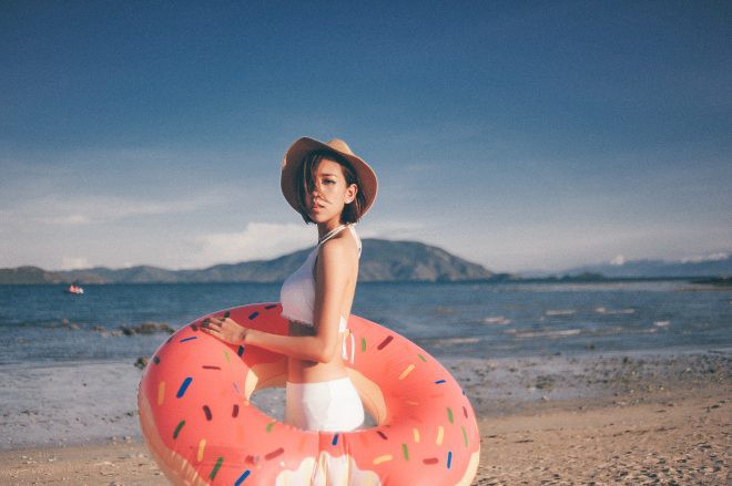 Playlist: Bạn sẽ chỉ muốn rủ hội bạn thân đi trốn sau khi nghe loạt ca khúc mùa hè đầy năng lượng này - Ảnh 12. Playlist: Bạn sẽ chỉ muốn rủ hội bạn thân đi trốn sau khi nghe loạt ca khúc mùa hè đầy năng lượng này - Ảnh 12.