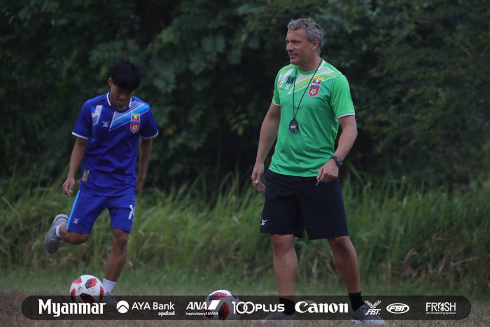 Sau Việt Nam, đến lượt Olympic Myanmar phải tập trên mặt ruộng - Ảnh 8. Sau Việt Nam, đến lượt Olympic Myanmar phải tập trên mặt ruộng - Ảnh 8.