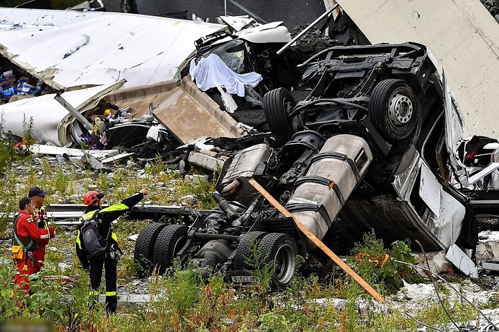 Ảnh: Hàng loạt ô tô bị rơi và đè bẹp rúm trong vụ sập cầu Italy - Ảnh 10. Ảnh: Hàng loạt ô tô bị rơi và đè bẹp rúm trong vụ sập cầu Italy - Ảnh 10.