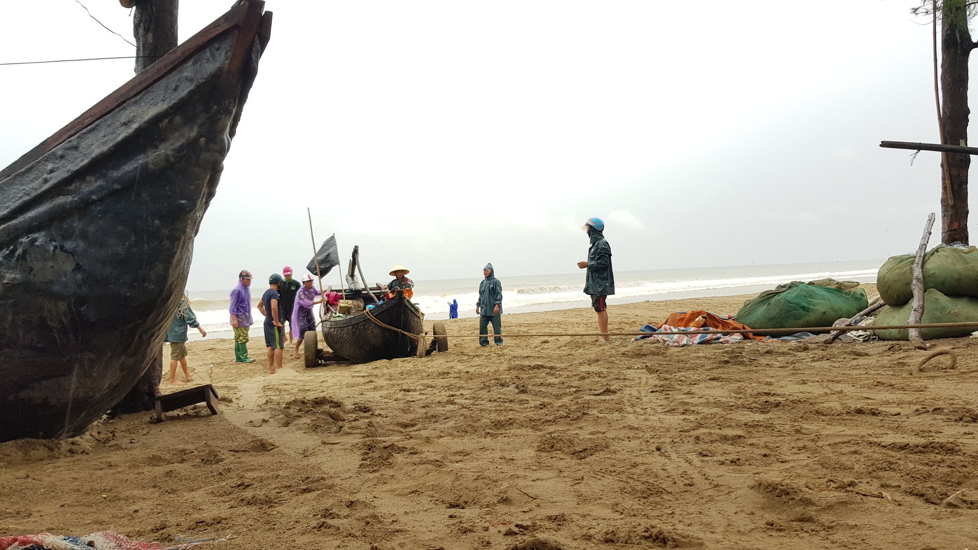 Tàu thuyền lên bờ, xếp hàng ngay ngắn trên đường phố để tránh bão đổ bộ - Ảnh 2.