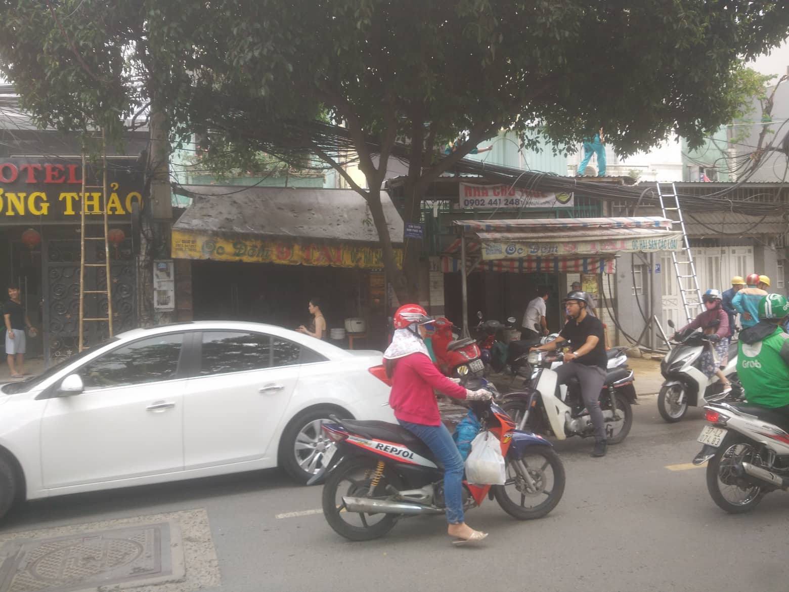 TP. HCM: Cột điện gần quán cơm cháy dữ dội, khách chưa kịp ăn vội bỏ chạy thục mạng - Ảnh 3. TP. HCM: Cột điện gần quán cơm cháy dữ dội, khách chưa kịp ăn vội bỏ chạy thục mạng - Ảnh 3.