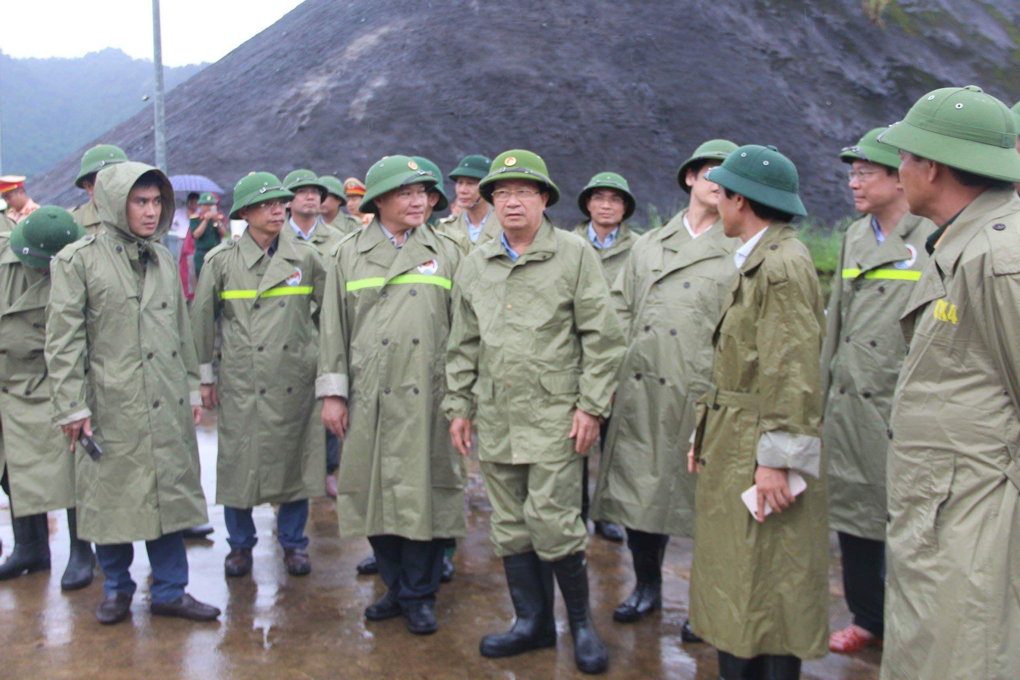 Tàu thuyền lên bờ, xếp hàng ngay ngắn trên đường phố để tránh bão đổ bộ - Ảnh 3.