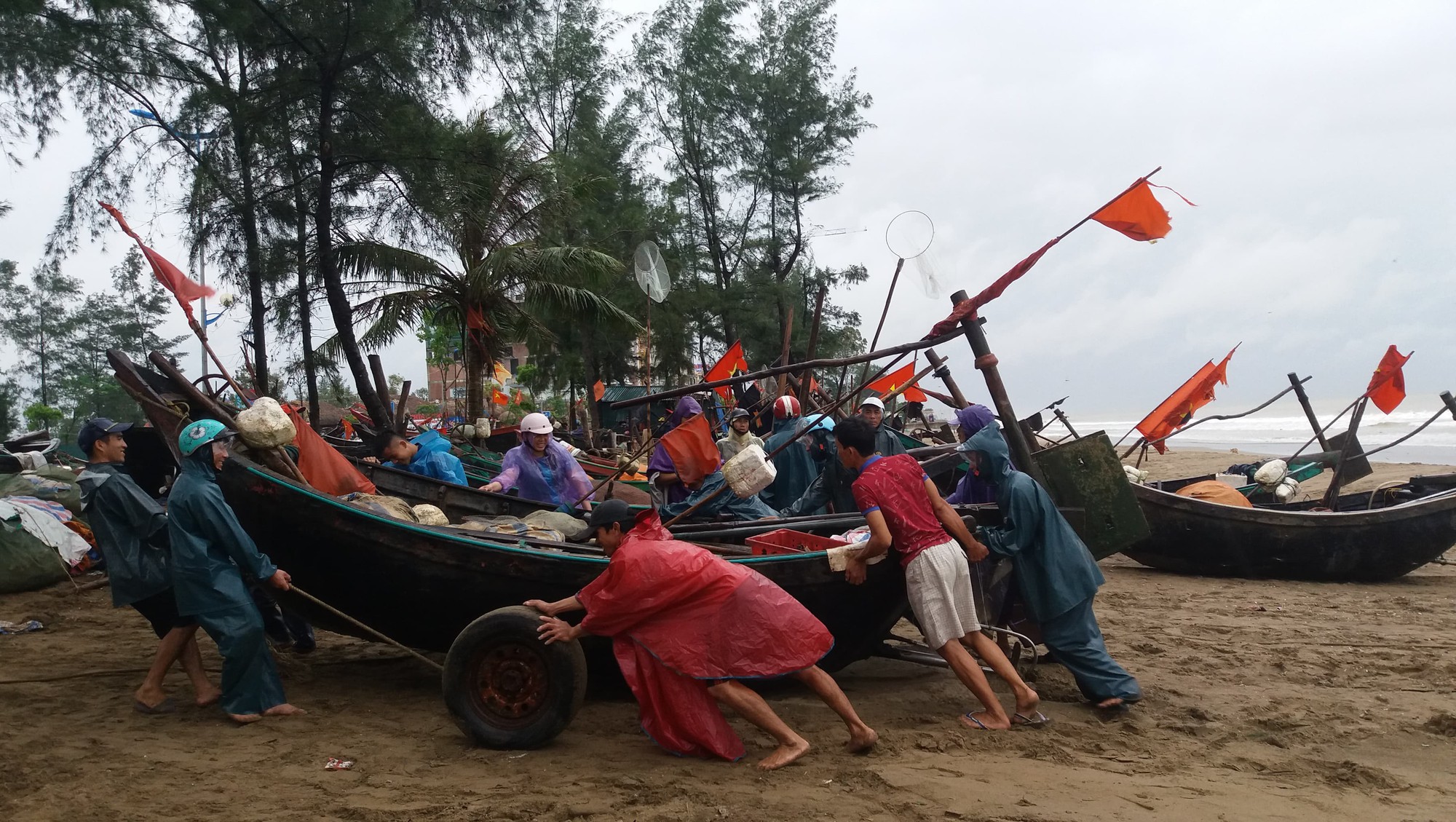 Tàu thuyền lên bờ, xếp hàng ngay ngắn trên đường phố để tránh bão đổ bộ - Ảnh 6.