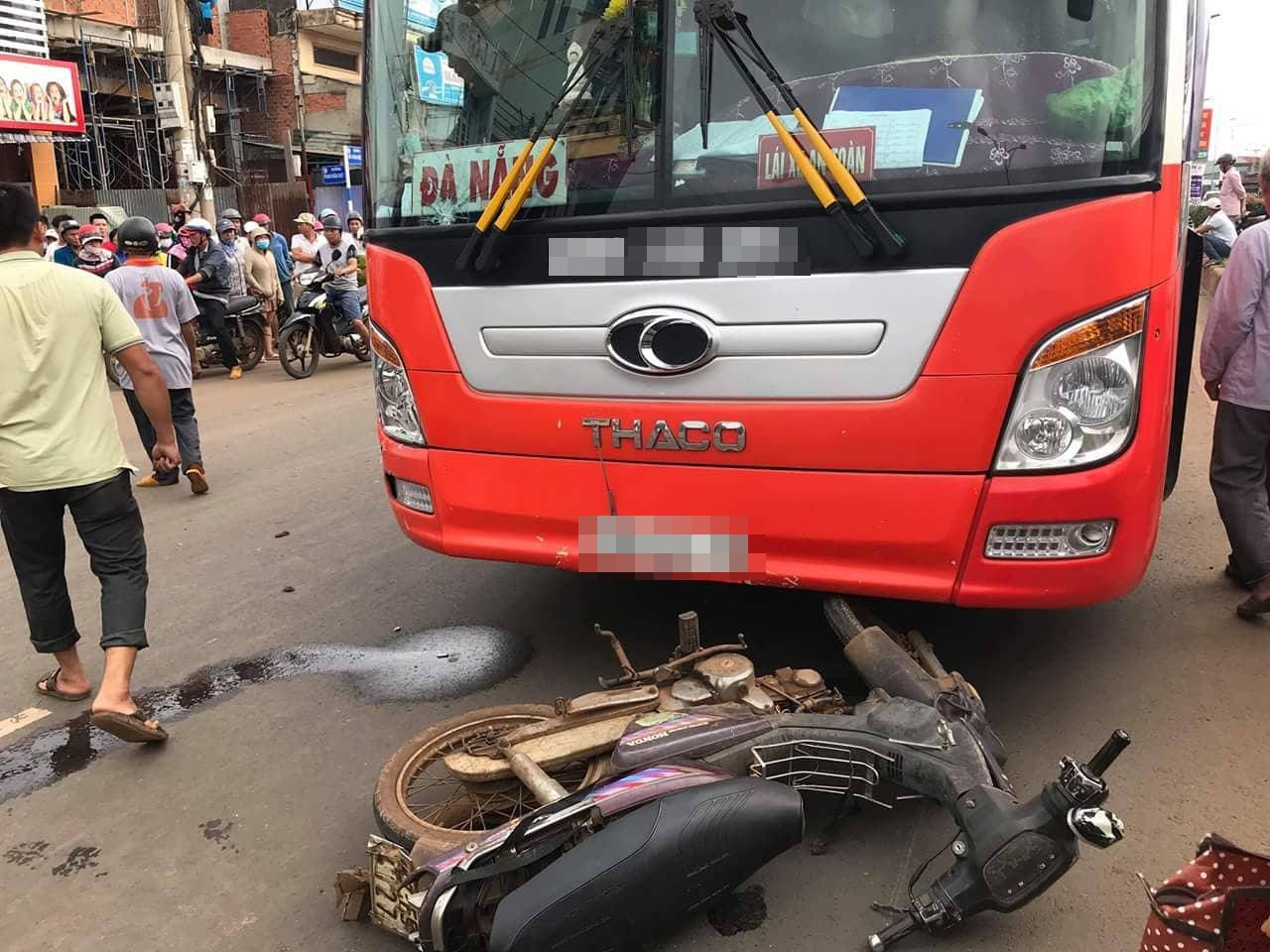 Người thân khóc ngất bên thi thể cụ ông chết thảm dưới bánh xe khách vì qua đường bất cẩn - Ảnh 1. Người thân khóc ngất bên thi thể cụ ông chết thảm dưới bánh xe khách vì qua đường bất cẩn - Ảnh 1.