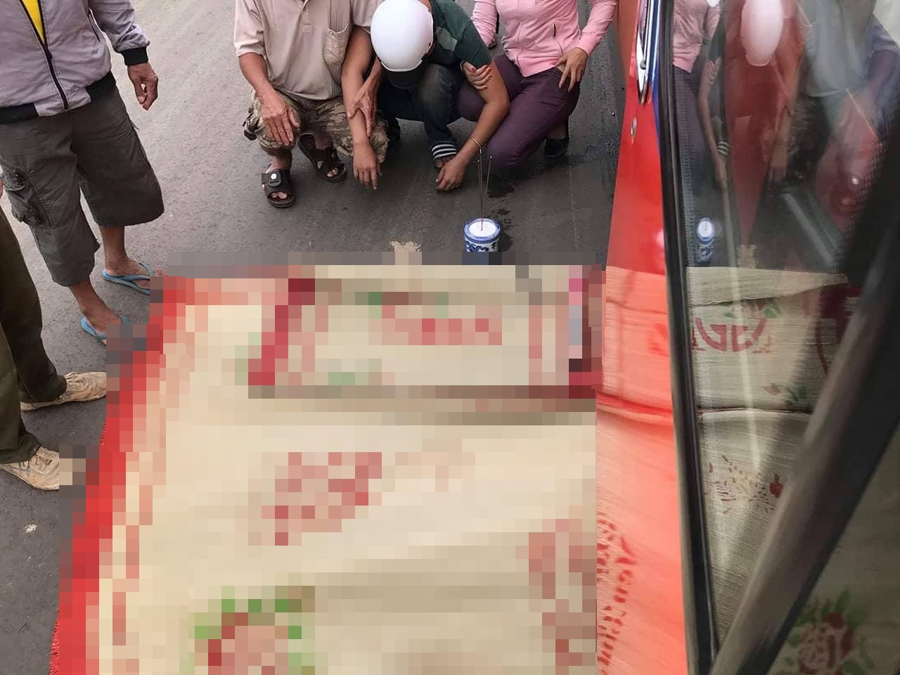 Người thân khóc ngất bên thi thể cụ ông chết thảm dưới bánh xe khách vì qua đường bất cẩn - Ảnh 2. Người thân khóc ngất bên thi thể cụ ông chết thảm dưới bánh xe khách vì qua đường bất cẩn - Ảnh 2.
