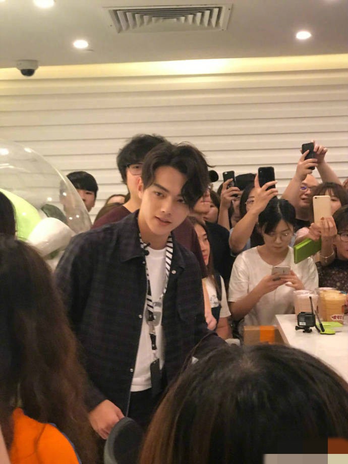 Phú Sát Phó Hằng Hứa Khải qua ống kính fan chụp: Đẹp trai và khí chất hơn cả trong phim! - Ảnh 5.