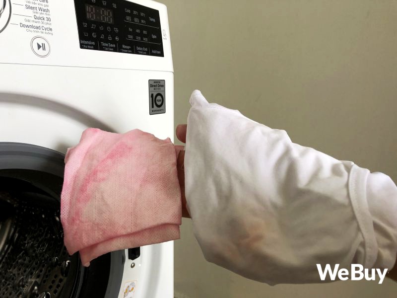 Tờ giấy thần kỳ hút sạch màu quần áo bị phai ra khi giặt máy - Ảnh 8. Tờ giấy thần kỳ hút sạch màu quần áo bị phai ra khi giặt máy - Ảnh 8.