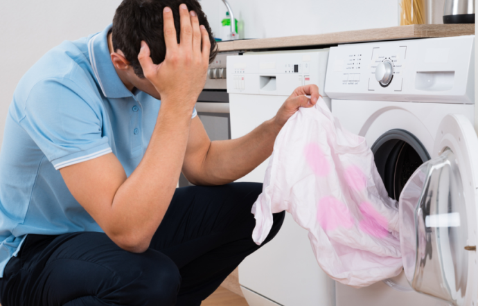 Tờ giấy thần kỳ hút sạch màu quần áo bị phai ra khi giặt máy - Ảnh 1. Tờ giấy thần kỳ hút sạch màu quần áo bị phai ra khi giặt máy - Ảnh 1.