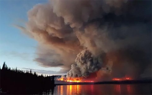 Canada: Nhiều khu vực bị nhấn chìm bởi khói mù do cháy rừng - Ảnh 1.