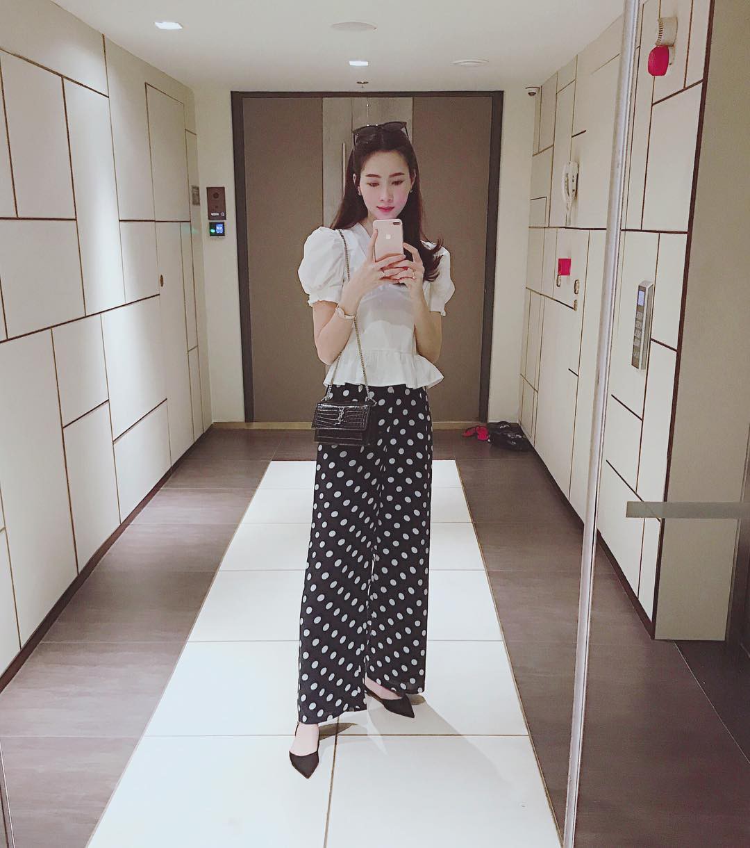 Ngắm loạt sao nữ diện đồ chấm bi mới thấy họa tiết này trẻ hóa phong cách kỳ diệu đến nhường nào - Ảnh 4.