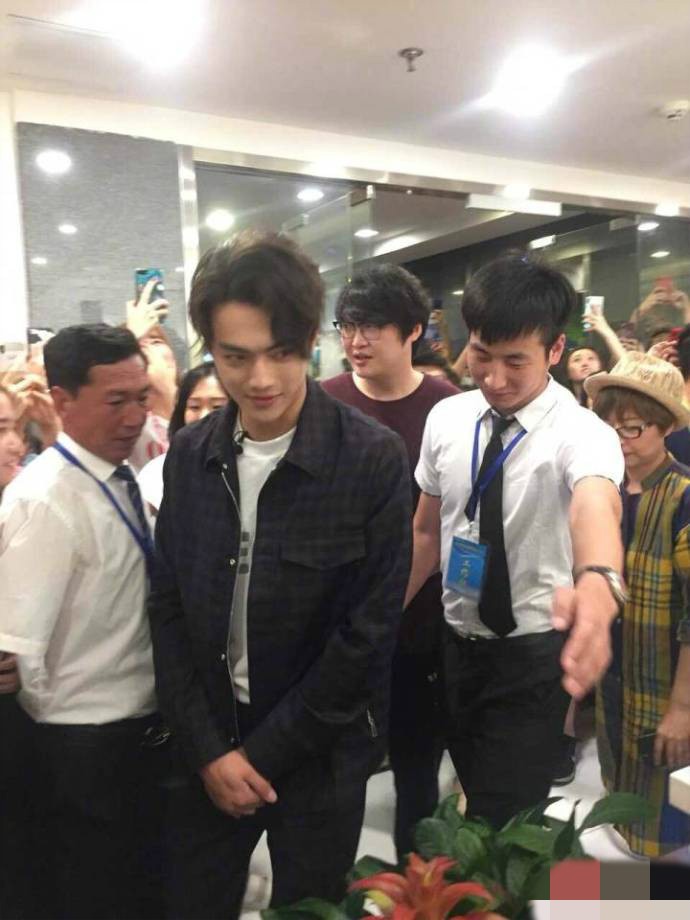 Phú Sát Phó Hằng Hứa Khải qua ống kính fan chụp: Đẹp trai và khí chất hơn cả trong phim! - Ảnh 9.