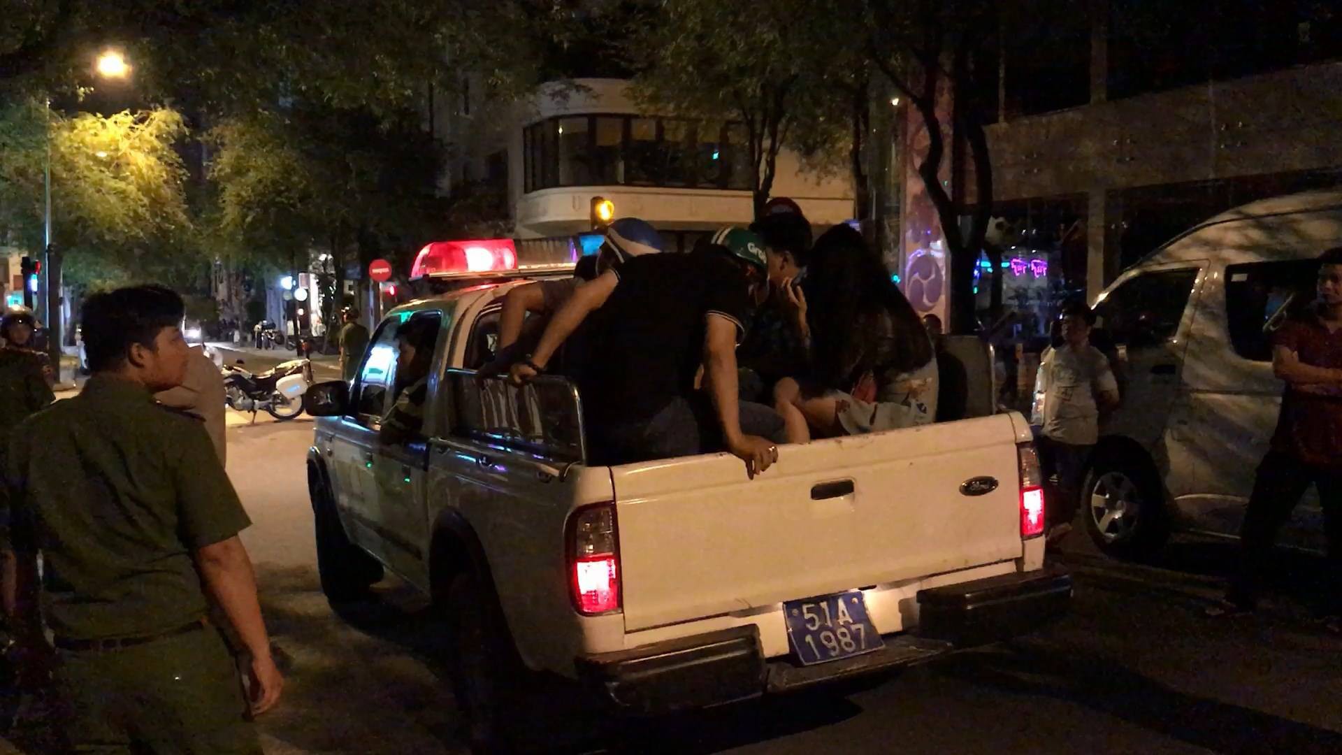 Tạm giữ tú ông môi giới mại dâm cho khách giá 5 triệu đồng/lượt - Ảnh 2.