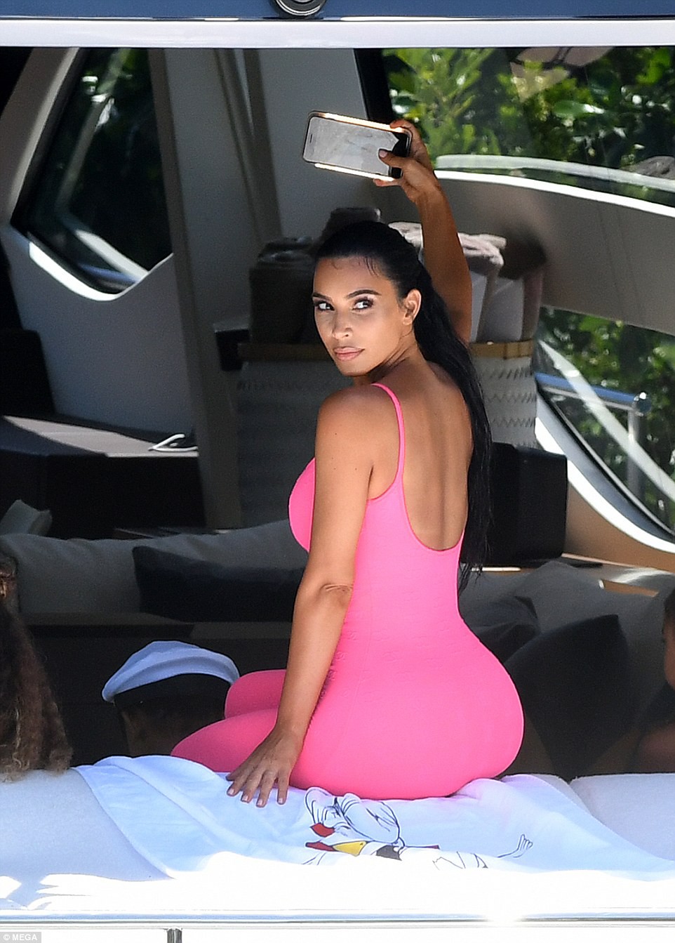 Giảm cân tích cực, thân hình Kim Kardashian giờ gọn gàng hơn mà vẫn đẫy đà bốc lửa - Ảnh 9. Giảm cân tích cực, thân hình Kim Kardashian giờ gọn gàng hơn mà vẫn đẫy đà bốc lửa - Ảnh 9.