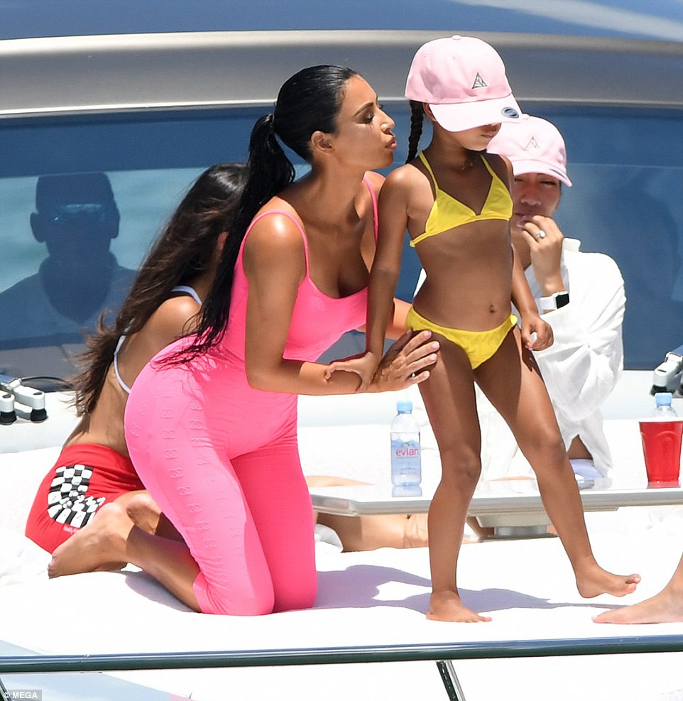 Giảm cân tích cực, thân hình Kim Kardashian giờ gọn gàng hơn mà vẫn đẫy đà bốc lửa - Ảnh 7. Giảm cân tích cực, thân hình Kim Kardashian giờ gọn gàng hơn mà vẫn đẫy đà bốc lửa - Ảnh 7.