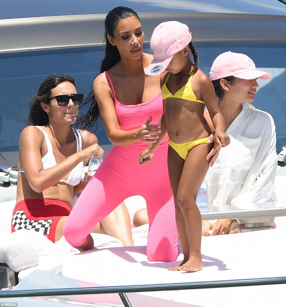 Giảm cân tích cực, thân hình Kim Kardashian giờ gọn gàng hơn mà vẫn đẫy đà bốc lửa - Ảnh 2. Giảm cân tích cực, thân hình Kim Kardashian giờ gọn gàng hơn mà vẫn đẫy đà bốc lửa - Ảnh 2.