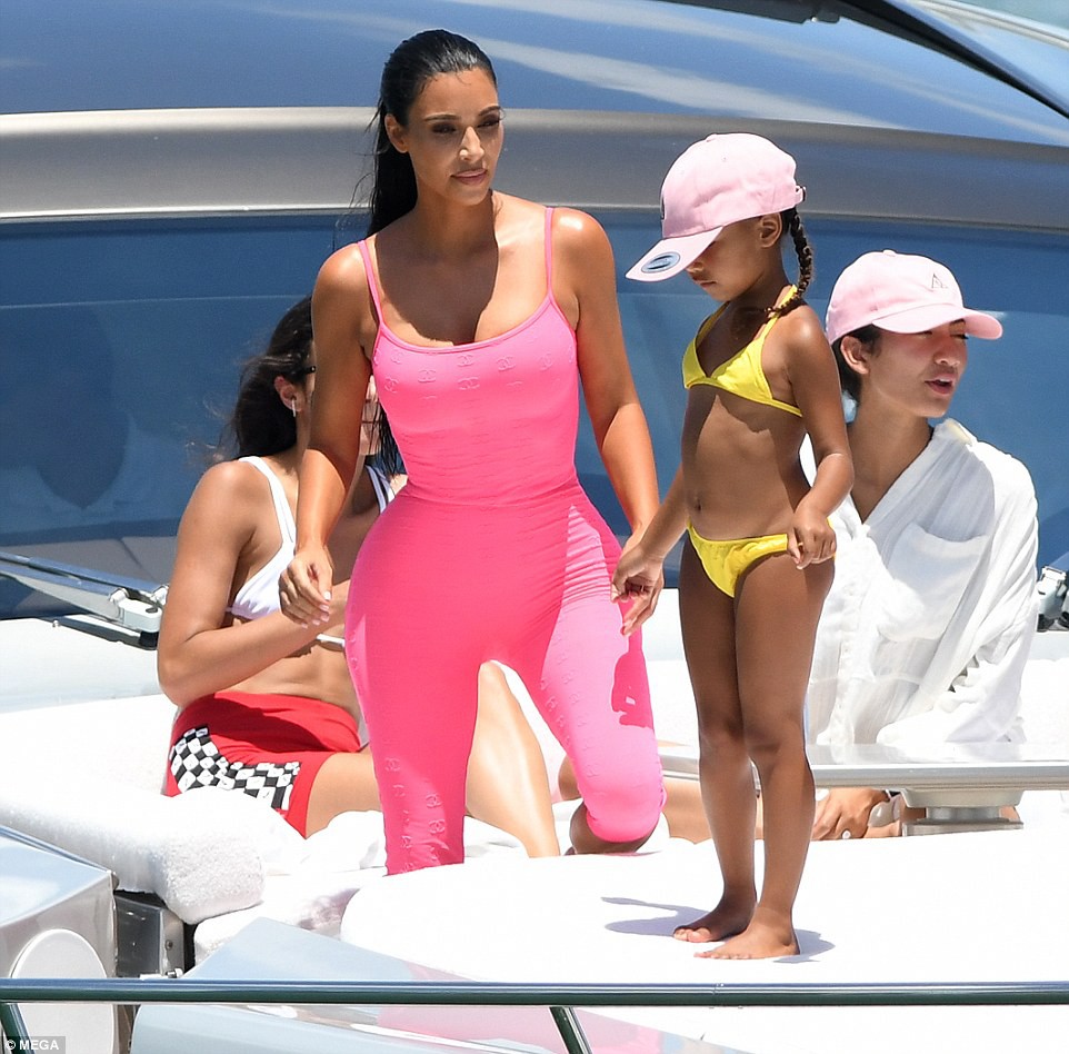 Giảm cân tích cực, thân hình Kim Kardashian giờ gọn gàng hơn mà vẫn đẫy đà bốc lửa - Ảnh 1. Giảm cân tích cực, thân hình Kim Kardashian giờ gọn gàng hơn mà vẫn đẫy đà bốc lửa - Ảnh 1.