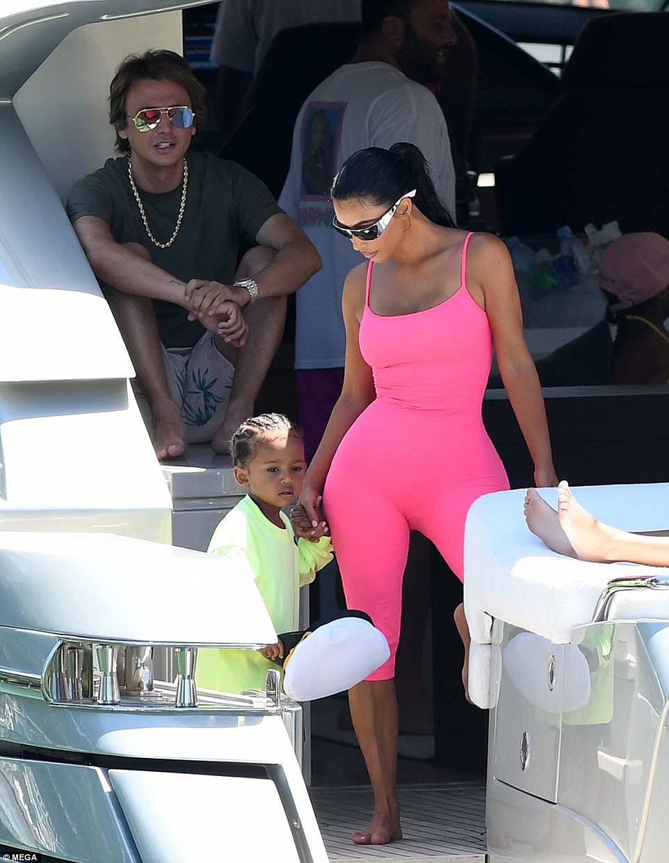 Giảm cân tích cực, thân hình Kim Kardashian giờ gọn gàng hơn mà vẫn đẫy đà bốc lửa - Ảnh 10. Giảm cân tích cực, thân hình Kim Kardashian giờ gọn gàng hơn mà vẫn đẫy đà bốc lửa - Ảnh 10.
