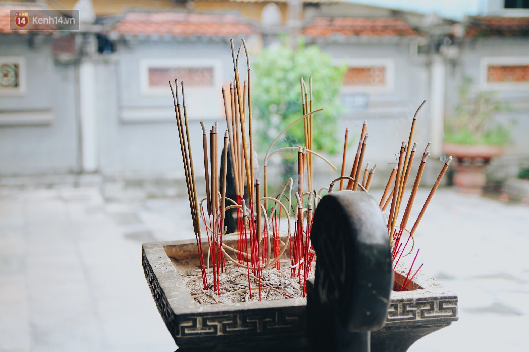 Theo quy định, mỗi người chỉ được cắm một que nhang.
