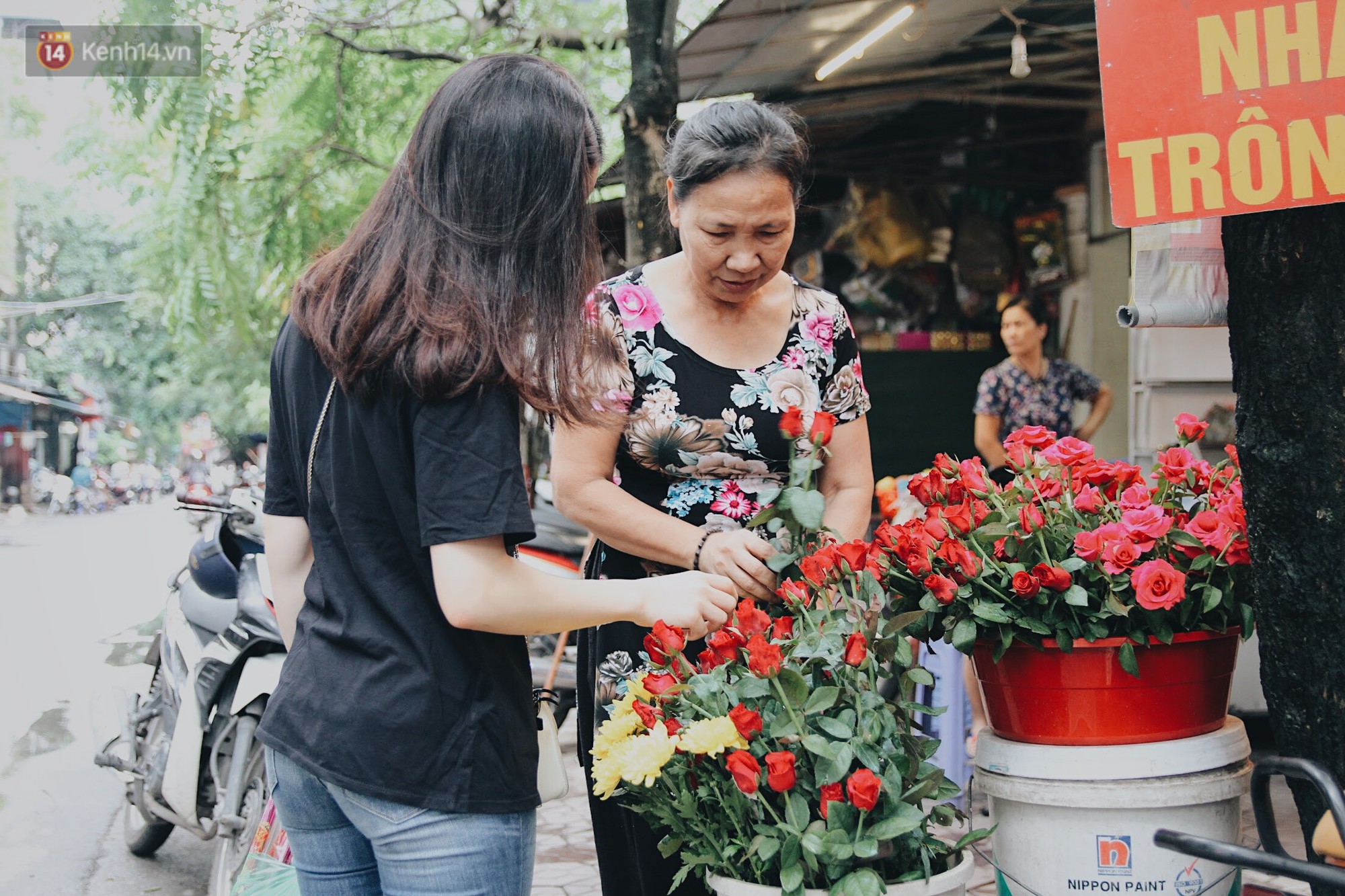 Dọc con đường dẫn vào chùa Hà chỉ bán mỗi hoa hồng.