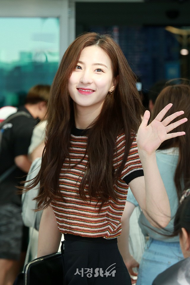 Dàn mỹ nhân Kpop đổ bộ sân bay: Hani đẹp như thiên thần, nhưng Seolhyun còn xuất sắc hơn nhờ body nuột - Ảnh 20.