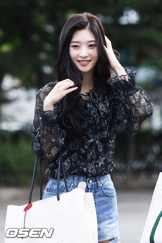 Màn đọ sắc hiếm của dàn idol Kpop: Nữ thần Irene bị mỹ nhân dao kéo lấn át, gương mặt vô danh bỗng được chú ý - Ảnh 4.