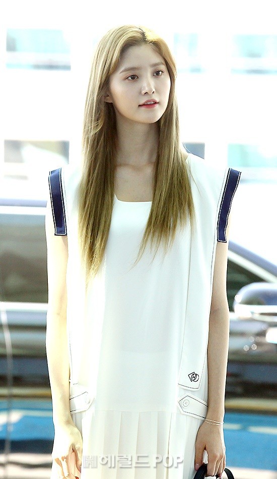 Dàn mỹ nhân Kpop đổ bộ sân bay: Hani đẹp như thiên thần, nhưng Seolhyun còn xuất sắc hơn nhờ body nuột - Ảnh 15.