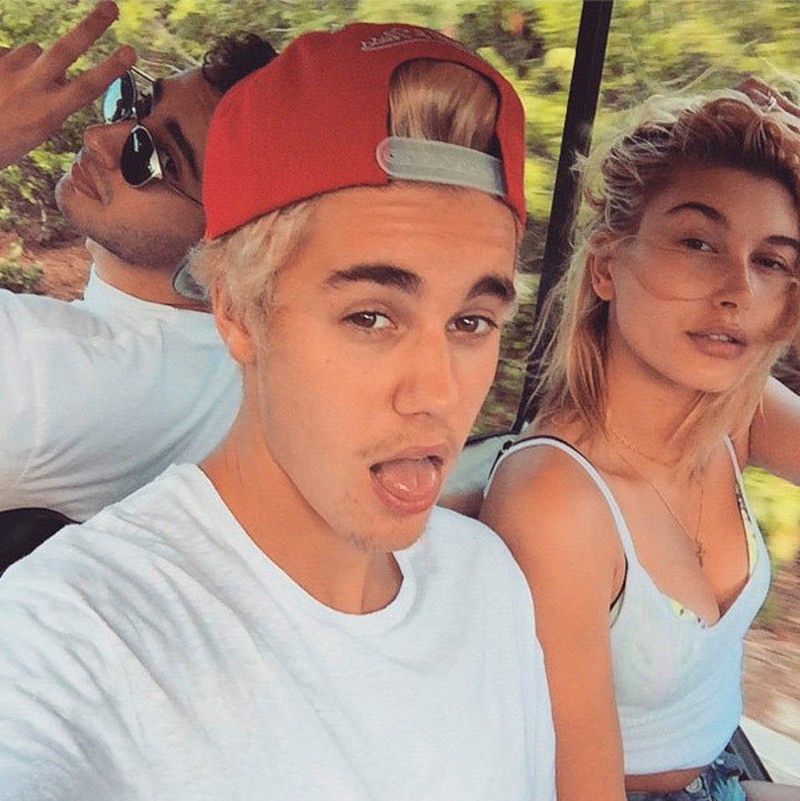 Selena Gomez tung ảnh sexy, Hailey Baldwin muốn cưới Justin Bieber ngay - Ảnh 4.