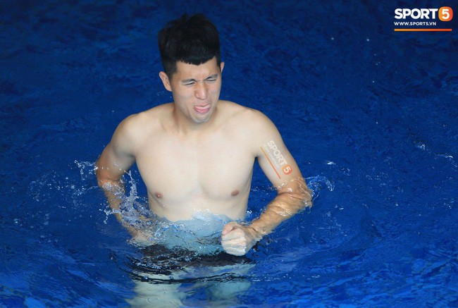 ASIAD 2018: Quang Hải khoe hình xăm, Đình Trọng tập với nước đá - Ảnh 2.