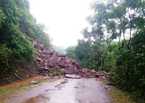 Thanh Hóa: Sạt lở núi do mưa bão, 1 phụ nữ bị đá đè tử vong - Ảnh 2.
