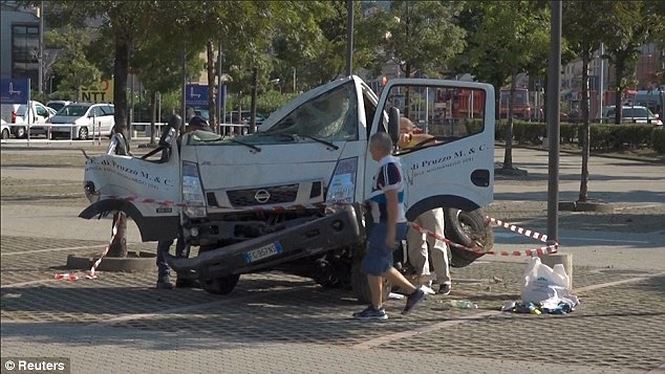 Tài xế thoát chết trong vụ sập cầu ở Ý nhờ… một làn gió - Ảnh 1. Tài xế thoát chết trong vụ sập cầu ở Ý nhờ… một làn gió - Ảnh 1.