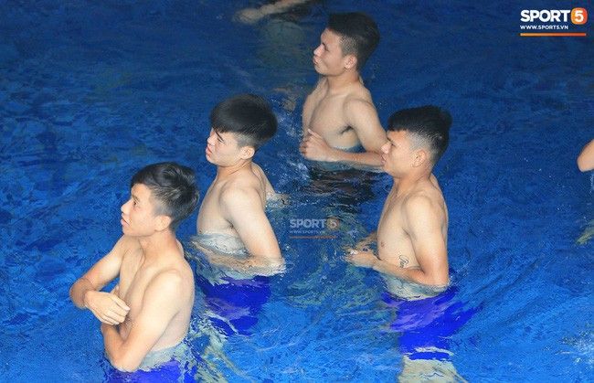ASIAD 2018: Quang Hải khoe hình xăm, Đình Trọng tập với nước đá - Ảnh 3.