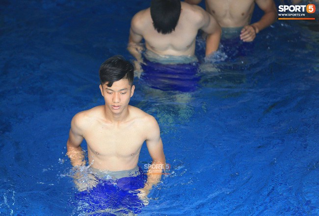 ASIAD 2018: Quang Hải khoe hình xăm, Đình Trọng tập với nước đá - Ảnh 5.