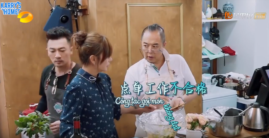 Không ngờ có ngày Hoàng A Mã của Hoàn Châu Cách Cách lại làm... bồi bàn cho Tiểu Yến Tử! - Ảnh 5. Không ngờ có ngày Hoàng A Mã của Hoàn Châu Cách Cách lại làm... bồi bàn cho Tiểu Yến Tử! - Ảnh 5.