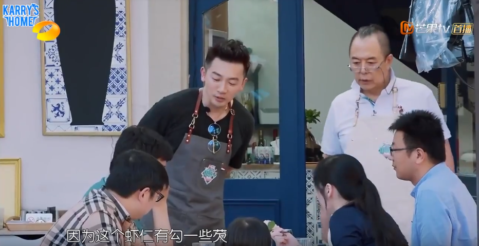 Không ngờ có ngày Hoàng A Mã của Hoàn Châu Cách Cách lại làm... bồi bàn cho Tiểu Yến Tử! - Ảnh 4. Không ngờ có ngày Hoàng A Mã của Hoàn Châu Cách Cách lại làm... bồi bàn cho Tiểu Yến Tử! - Ảnh 4.