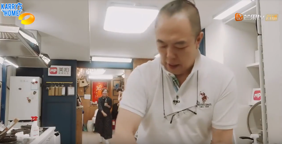 Không ngờ có ngày Hoàng A Mã của Hoàn Châu Cách Cách lại làm... bồi bàn cho Tiểu Yến Tử! - Ảnh 6. Không ngờ có ngày Hoàng A Mã của Hoàn Châu Cách Cách lại làm... bồi bàn cho Tiểu Yến Tử! - Ảnh 6.